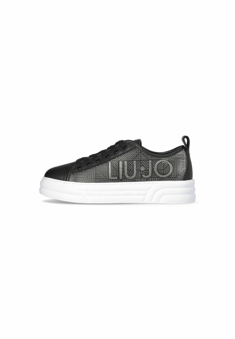 Baskets basses noires avec panneau latéral texturé, grand logo LIU·JO, lacets noirs et semelle blanche épaisse en caoutchouc.