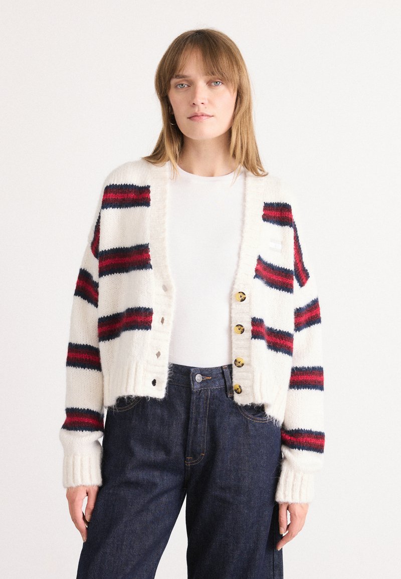 Cardigan lavorato a maglia color crema con strisce orizzontali rosse e blu navy, caratterizzato da grandi bottoni dorati, polsini a coste e un design corto.
