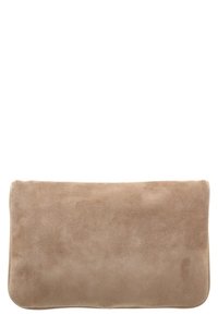 Beige suede clutch med en glat overflade og rektangulær form. Ingen synlig hardware eller udsmykninger; minimalistisk design med afrundede hjørner.