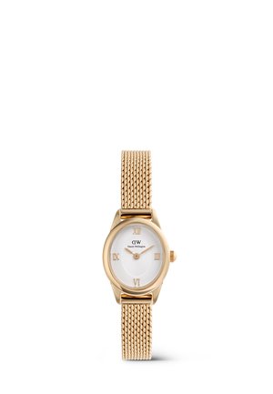 Zlata zapestna ura Daniel Wellington z mrežnim paščkom, belim številčnico, rimskimi številkami na mestih 12, 3, 6 in 9 ter zlatima kazalcema za ure in minute.