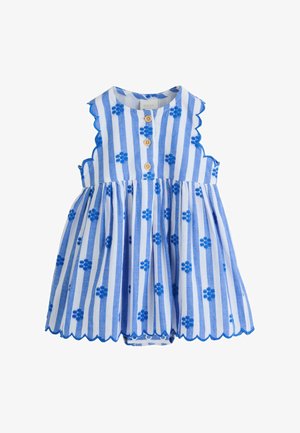 Robe bébé rayée bleu et blanc avec bords festonnés, fleurs bleues brodées et trois boutons en bois sur le devant.