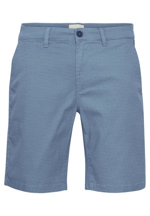 Pantalones cortos azules con estampado, hechos de una tela texturizada, que cuentan con un cierre de botón y trabillas para el cinturón. El diseño incluye dos bolsillos laterales.