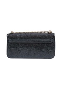 Borsa clutch nera con texture, caratterizzata da una tracolla a catena, forma rettangolare elegante e motivo in rilievo sottile su una superficie liscia.