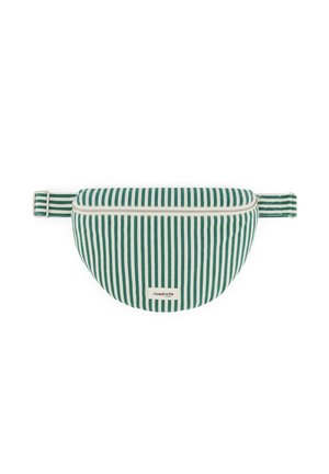 Sac banane en tissu rayé verticalement vert et blanc avec fermeture éclair et sangle réglable, étiquette portant la mention "rivedroite Paris."