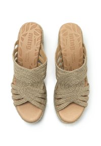 Sandales à enfiler en corde tressée de couleur naturelle, avec une semelle intérieure en cuir texturé et un design à bout ouvert.