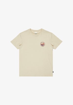 Beige Baumwoll-T-Shirt mit kurzen Ärmeln, das ein kreisförmiges grafisches Design in Rot und Lila auf der linken Brustseite zeigt.
