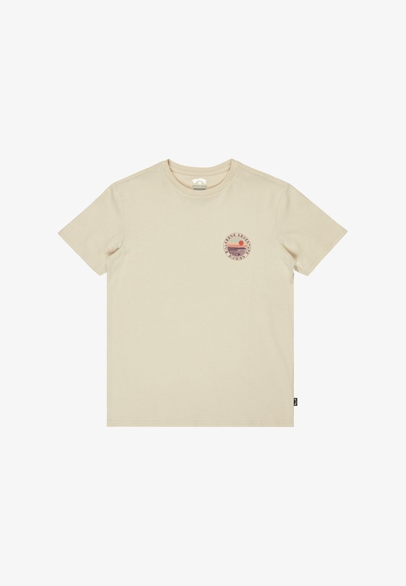 Beige Baumwoll-T-Shirt mit kurzen Ärmeln, das ein kreisförmiges grafisches Design in Rot und Lila auf der linken Brustseite zeigt.