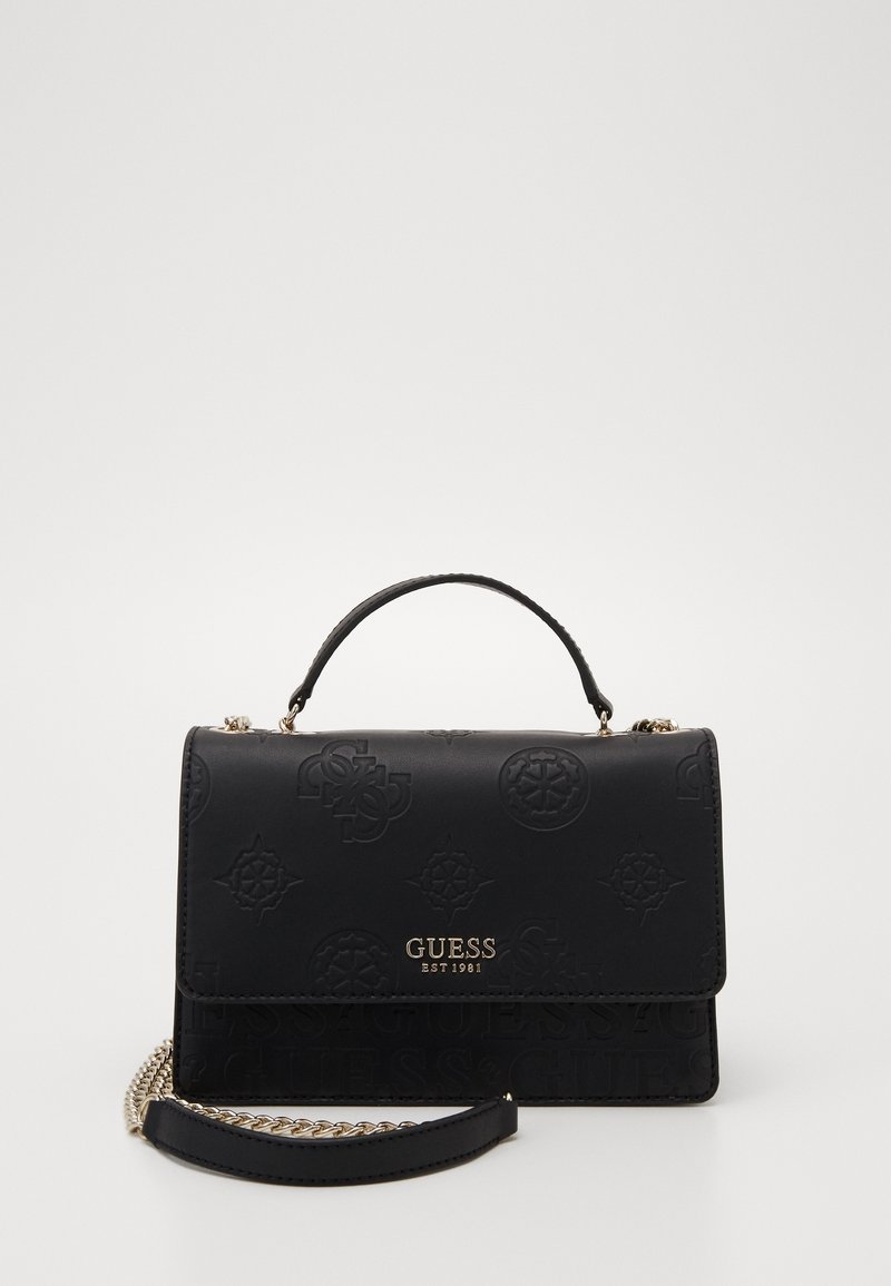 Sac à main noir Guess avec motifs embossés, bandoulière chaîne dorée, poignée supérieure et texte du logo doré "GUESS EST 1981" sur le rabat avant.