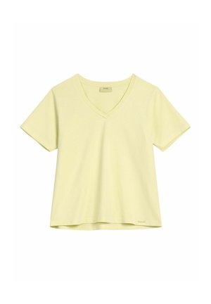 Jasnożółta koszulka z krótkim rękawem i dekoltem w serek, o luźnym kroju, z małą metką marki przy dolnym brzegu, na białym tle.