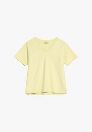 Jasnożółta koszulka z krótkim rękawem i dekoltem w serek, o luźnym kroju, z małą metką marki przy dolnym brzegu, na białym tle.