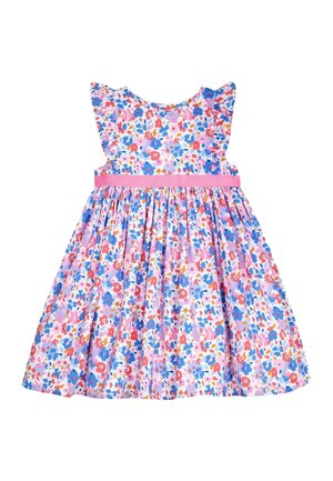 Ærmeløs kjole til småbørn med pink taljebånd, frynser på skuldrene og flerfarvet blomsterprint i blå, pink, rød og hvide nuancer.
