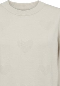 Lichtbeige trui met een ribbelige halslijn en een textuur van hartpatronen overal. Gemaakt van een zachte gebreide stof.
