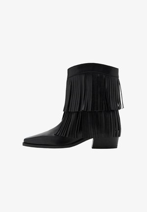 Czarne botki za kostkę z warstwowym frędzlem, spiczastym noskiem i niskim słupkowym obcasem. Gładki skórzany materiał. Akcenty pionowych frędzli w całym modelu.
