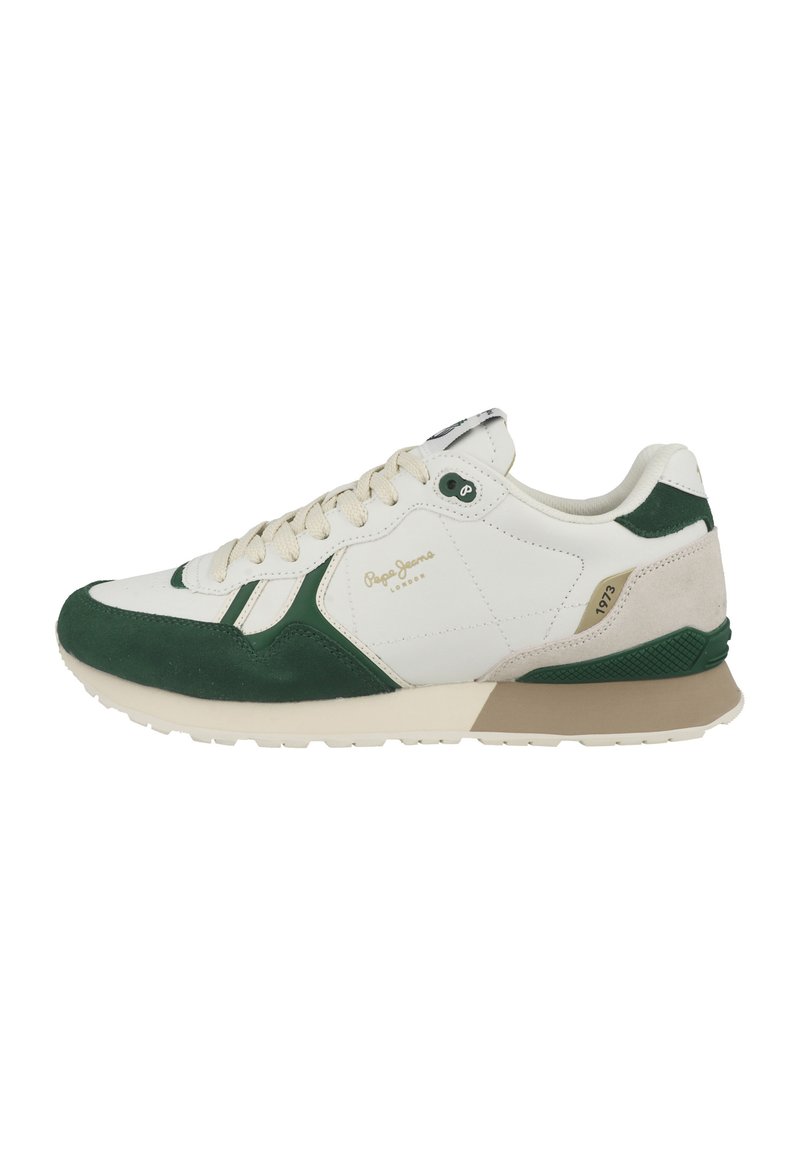 Sneaker bianca e verde con una combinazione di materiali in pelle e suede, caratterizzata da una suola testurizzata, chiusura con lacci e dettagli con logo.