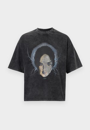 Tricou supradimensionat gri închis cu un grafic al chipului unei femei și linii albastre abstracte în jurul capului ei.