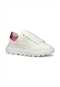 Białe skórzane sneakersy z teksturowanym różowym metallicznym akcentem na pięcie, zaokrąglonym czubkiem, wyściełaną białą podeszwą oraz białym sznurowaniem.