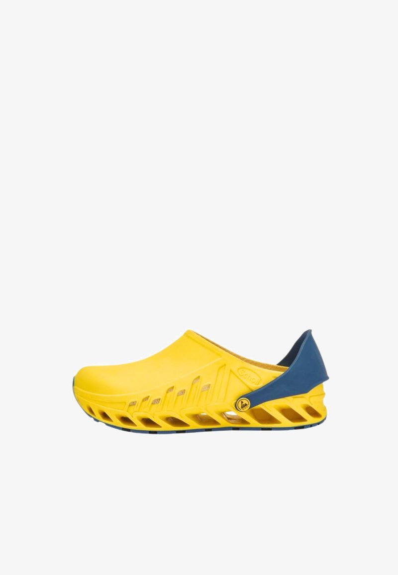 Zueco amarillo sin cordones con suela ventilada y tira trasera azul ajustable, diseñado para ofrecer comodidad y transpirabilidad.