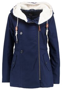 Giacca blu navy con cappuccio foderato di pelliccia, zip frontale, due tasche ampie e dettagli con coulisse. Realizzata in un tessuto resistente con una superficie liscia.