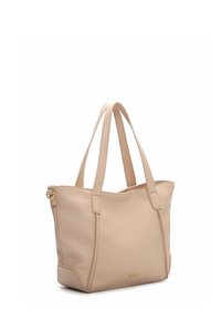 Beżowa torba na ramię ze skóry z dwoma paskami na ramię, usztywnionym kształtem oraz subtelnym, tłoczonym logo na przodzie. Gładka faktura, bez wzorów.