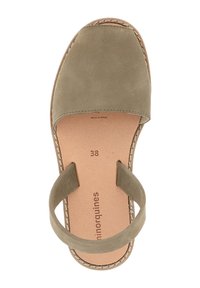 Sandale en daim vert avec un bout ouvert, deux brides réglables, une semelle rembourrée et des coutures blanches le long de la semelle. Taille 38, fabriquée en Espagne.