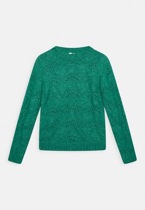 Zielony dziany sweter z długim rękawem, wzorem koronki falistej i okrągłym dekoltem, rozłożony na płasko na białym tle.