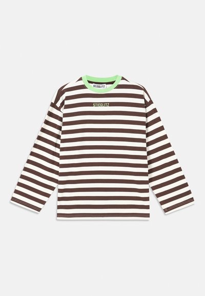 Brun og hvit stripet langermet skjorte med grønn halskant og "STIEGLITZ" logo i grønn brodering på brystet.