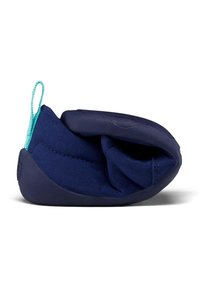 Chaussure en tissu marine avec une semelle flexible et rembourrée et une languette teal. Texture douce et forme arrondie pour confort et facilité d'utilisation.