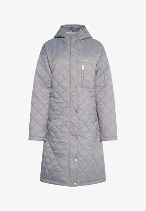 Svetlo šedý prešívaný dlhý kabát s kapucňou, so zasúvacími a zipsovými uzávermi, dvoma bočnými vreckami a náprsním vreckom so strieborným zipsom.