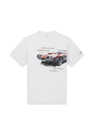 Witte T-shirt met korte mouwen met een vintage rode en zwarte sportwagen afbeelding en tekst "Classic Design Established 1981 Los Angeles California."