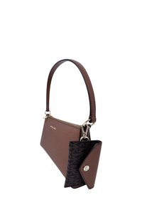 Brūna ādas soma ar slaidu dizainu, kurai ir noņemama melna rakstaina kabata, zelta aksesuāri un viena pleca siksna.