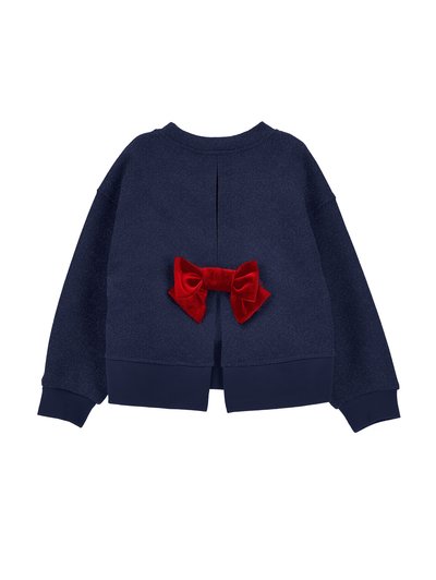 Granatowy sweter z teksturowym wykończeniem, z dużą czerwoną aksamitną kokardą z tyłu oraz unikalnym rozcięciem z tyłu.