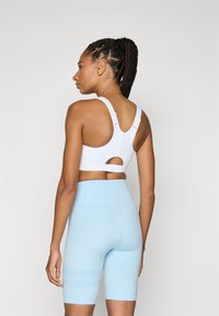 Stronger ACTIVE BRA​ - Športni modrček s srednjo podporo - bright white