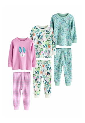 Drei Sets Kinderpyjamas: rosa Oberteil mit Hasengesicht und karierten Hosen, weißes Oberteil mit Blumenmuster und passende Hosen, türkisfarbenes Blumenmuster-Oberteil mit türkisfarbenen Blumenhosen.