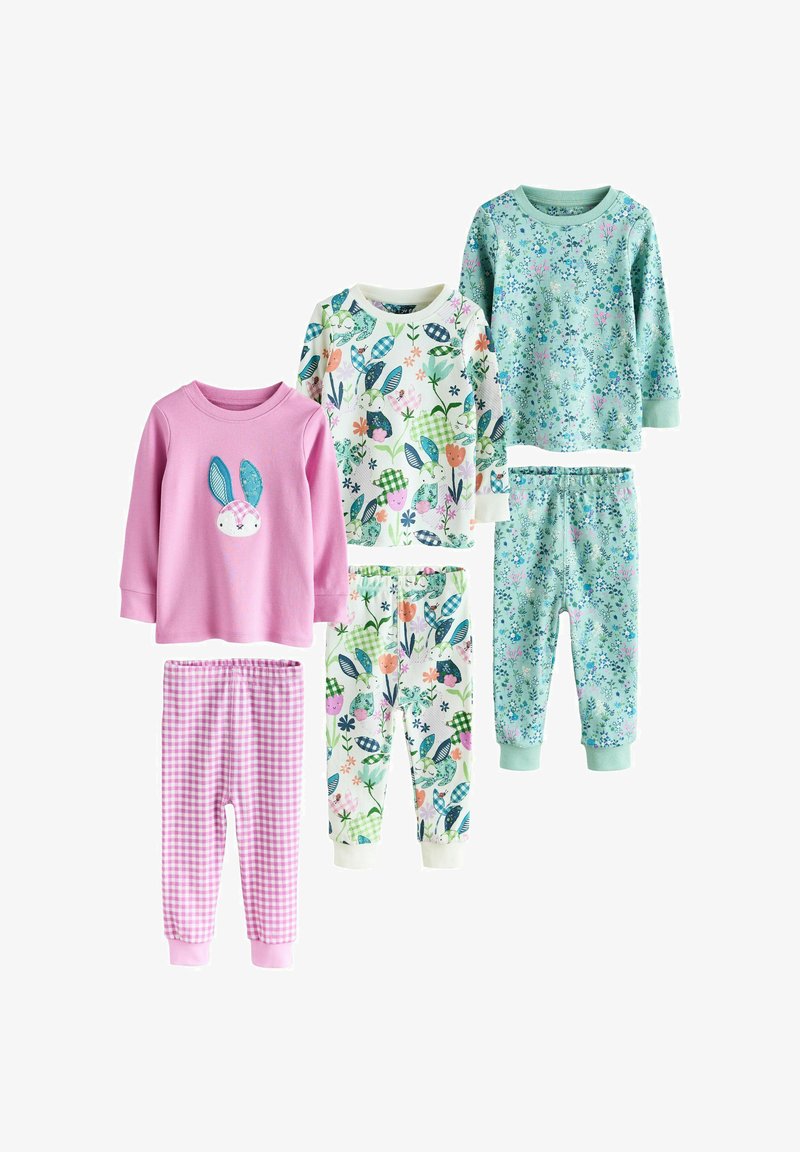 Tri kompleti otroških pižam: roza majica z zajčjim obrazom in karo hlače, bela cvetlična majica z ujemajočimi hlačami, zeleno-modra cvetlična majica z zeleno-modrimi cvetličnimi hlačami.
