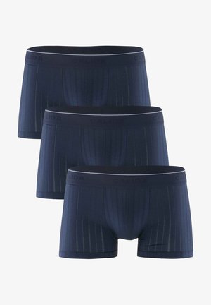 Navy blauwe boxershorts in een verpakking van drie, met verticale gestreepte details, een elastische tailleband met CALIDA merk en een zachte stoftextuur.