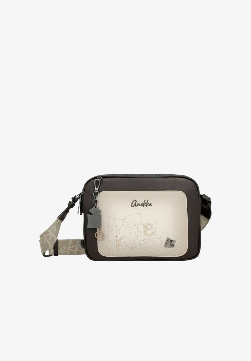 Prostokątna ciemnobrązowa torba na ramię z beżową przednią kieszenią, dekoracyjnym przeszyciem, logo „Anekke” oraz regulowanym beżowym paskiem z breloczkiem.