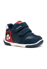 Scarpe per bambini di colore blu navy con tomaia in suede e pelle, con due cinturini in velcro, perforazioni, grafica di Topolino e dettagli rossi.