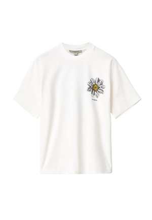 Vit kortärmad bomulls-t-shirt med en svart och gul prästkragegrafik på vänster bröst, med mjuk textur och avslappnad passform.