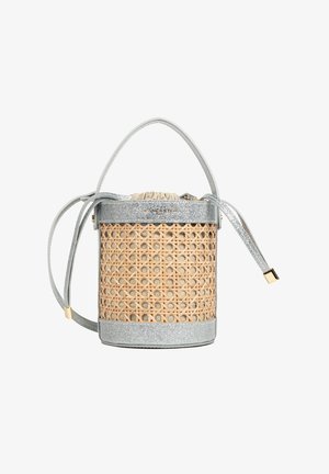 Petit sac seau avec bordure pailletée argentée, corps en rotin naturel tressé, fermeture à cordon beige en tissu et double poignées.