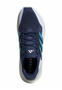 Námořnické a bílé sportovní boty s síťovaným svrškem, modrými akcenty a černými tkaničkami. Na vnitřní straně podrážky je logo "ULTRABOOST".