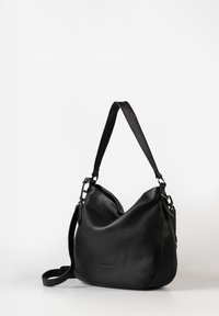 Borsa a tracolla in pelle nera con finitura testurizzata, forma curva, tracolla regolabile e sottili dettagli metallici. Design compatto.