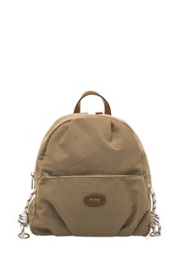 Mochila color marrón claro hecha de tela, con forma redondeada, bolsillo frontal con cremallera y parche de logo de cuero, con correas ajustables de cuerda.