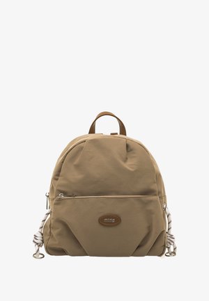 Mochila color marrón claro hecha de tela, con forma redondeada, bolsillo frontal con cremallera y parche de logo de cuero, con correas ajustables de cuerda.