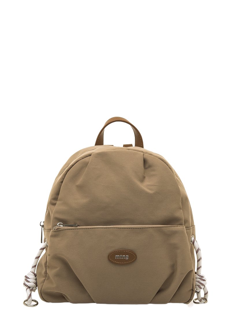 Mochila color marrón claro hecha de tela, con forma redondeada, bolsillo frontal con cremallera y parche de logo de cuero, con correas ajustables de cuerda.