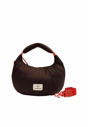 Sac à main noir rembourré en forme de croissant avec poignée rembourrée, fermeture éclair rouge, sangle rouge amovible et étiquette de marque à l'avant.