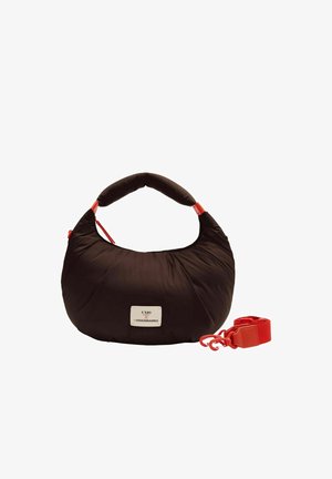 Sac à main noir rembourré en forme de croissant avec poignée rembourrée, fermeture éclair rouge, sangle rouge amovible et étiquette de marque à l'avant.