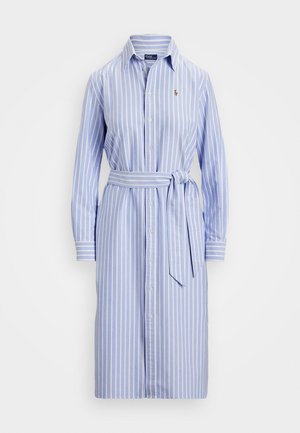 Vestido camisa azul claro con rayas verticales blancas, con botones en la parte delantera y una cintura ceñida. Presenta mangas largas y un cuello con puntas.
