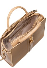 Beige leren handtas met een gestructureerde vorm, gouden hardware en meerdere compartimenten. Glad exterieur met een textuurpaneel en ritsafsluiting.
