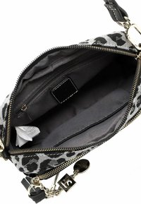 Borsa a tracolla con stampa leopardata nera e grigia, dotata di chiusura con cerniera. L'interno presenta una tasca con cerniera e due scomparti aperti, foderati in tessuto grigio.
