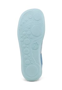 Semelle de chaussure bleu clair avec motifs de grip circulaires texturés et un petit visage de dessin animé en relief près de la zone de la voûte plantaire.